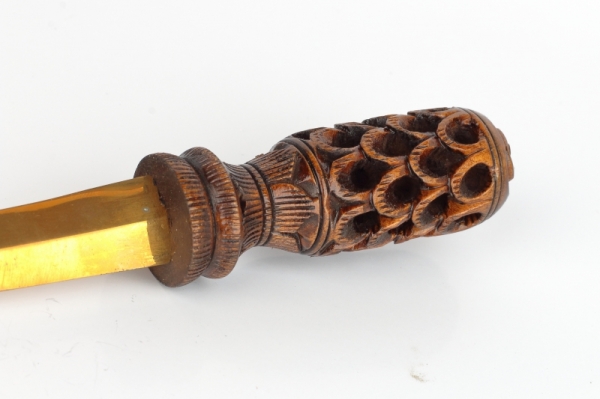 Otvárač na listy s ručne vyrezávanou rukoväťou