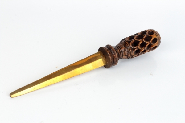 Otvárač na listy s ručne vyrezávanou rukoväťou