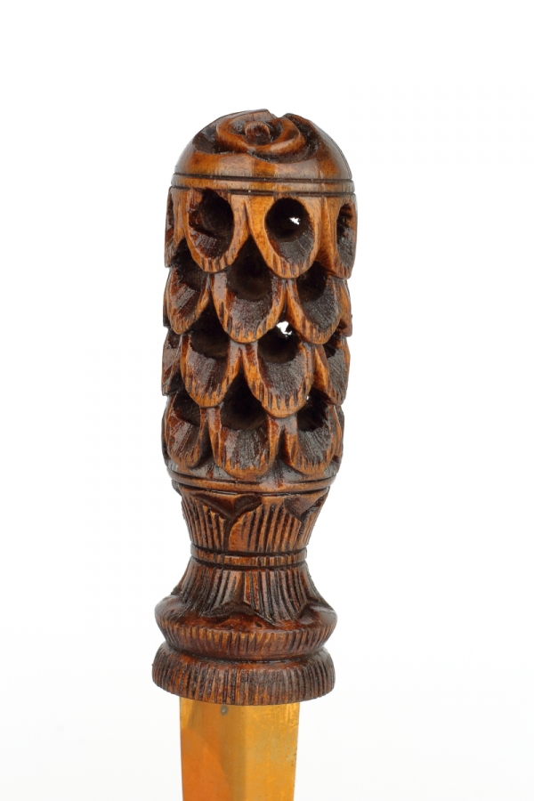 Otvárač na listy s ručne vyrezávanou rukoväťou