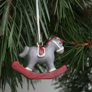 Ozdoba na stromček hojdací koník 5x4cm