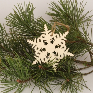 Ozdoba na stromček vyrezávaná vločka 9cm