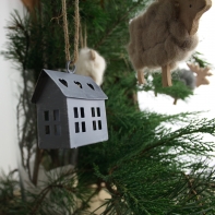 Ozdoba na vianočný stromček - domček hranatý 8x6x3cm