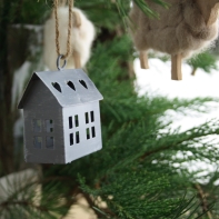Ozdoba na vianočný stromček - domček hranatý 8x6x3cm