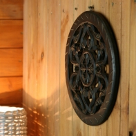 Ozdobný panel tmavé drevo guľatý 26cm