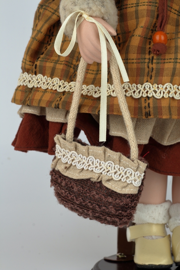 Bábika porcelánová s taškou 42 cm