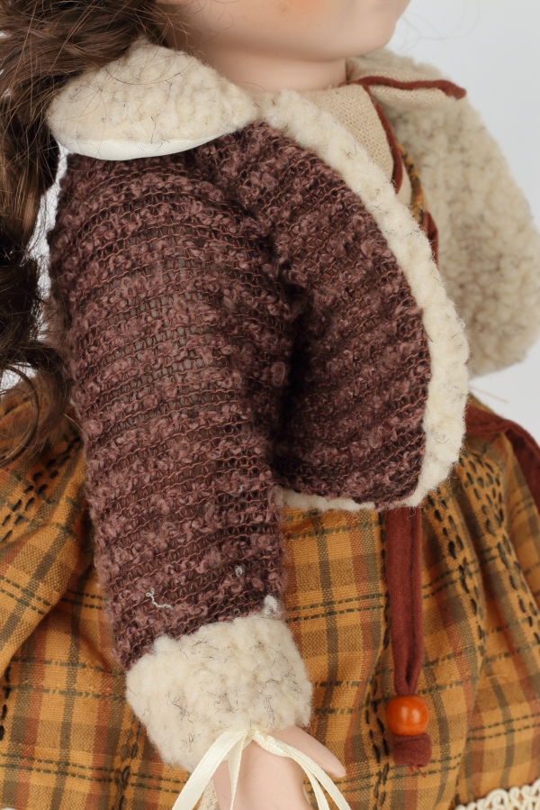 Bábika porcelánová s taškou 42 cm