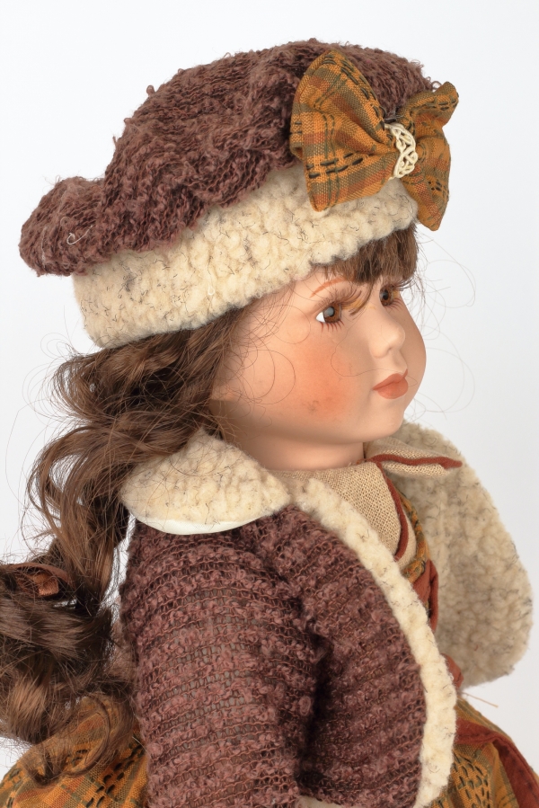 Bábika porcelánová s taškou 42 cm