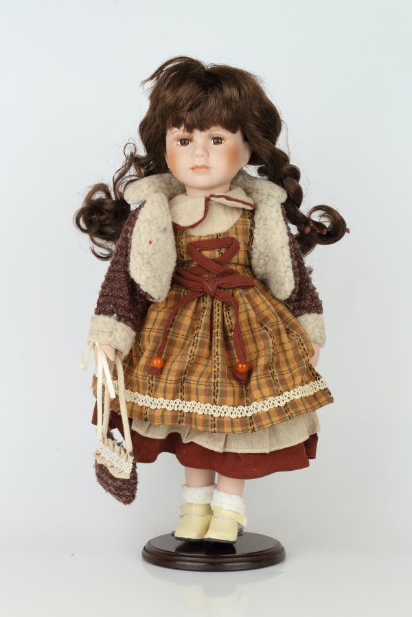 Bábika porcelánová s taškou 42 cm