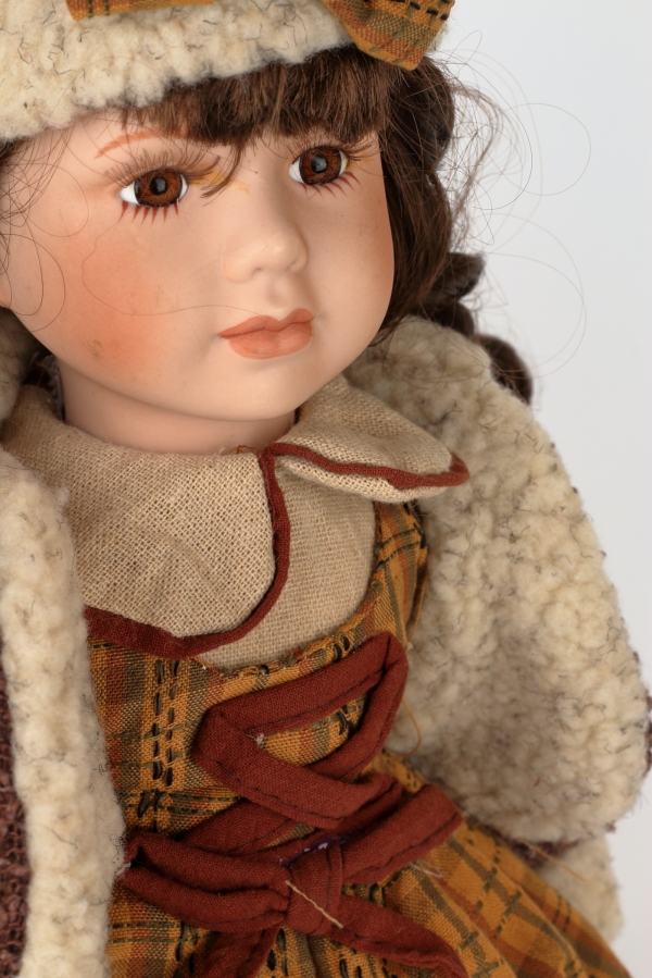 Bábika porcelánová s taškou 42 cm