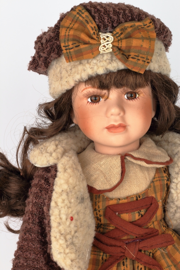 Bábika porcelánová s taškou 42 cm