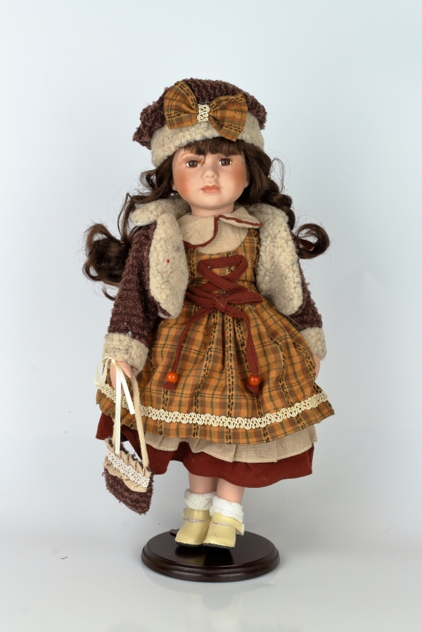 Bábika porcelánová s taškou 42 cm