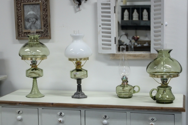 Petrolejová lampa s bielym tienidlom 34cm