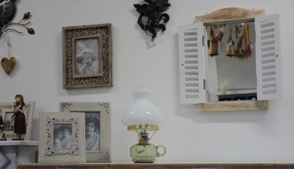 Petrolejová lampa s bielym tienidlom 34cm