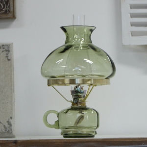 Petrolejová lampa v jemnom zelenkavom odtieni