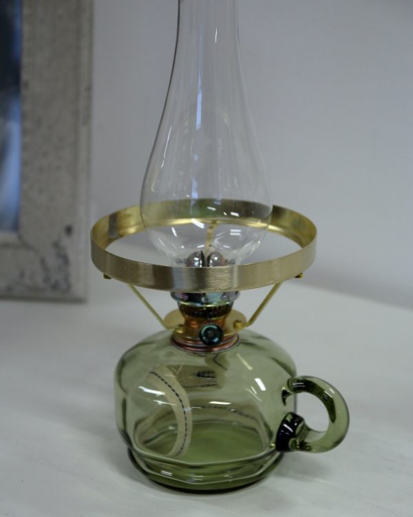 Petrolejová lampa v jemnom zelenkavom odtieni