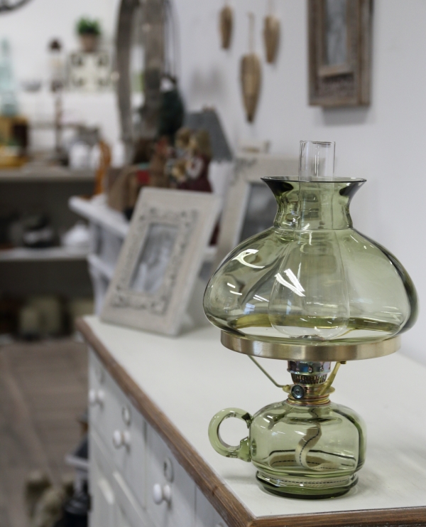 Petrolejová lampa v jemnom zelenkavom odtieni