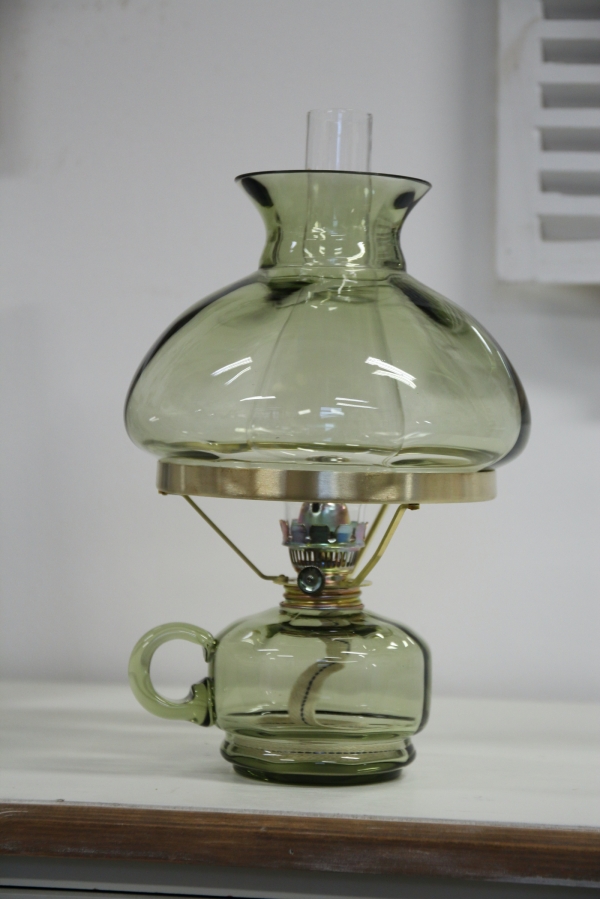 Petrolejová lampa v jemnom zelenkavom odtieni