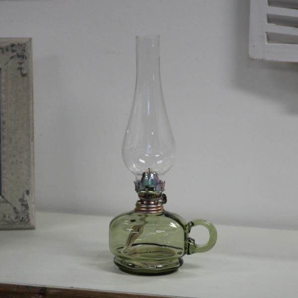 Petrolejová lampa v jemnom zelenkavom odtieni