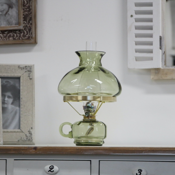 Petrolejová lampa v jemnom zelenkavom odtieni