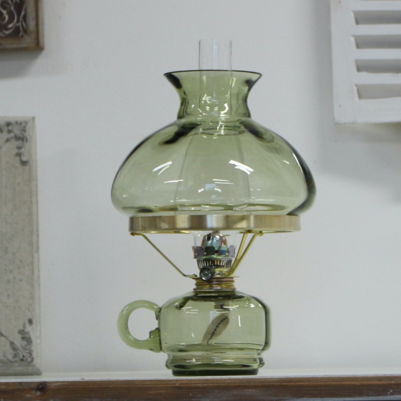 Petrolejová lampa v jemnom zelenkavom odtieni