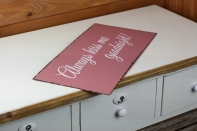 Plechová ceduľa Always kiss me 40x20cm