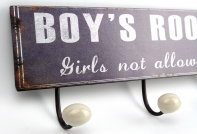 Plechová ceduľa vešiak 3 háčiky Boys Room 37x15cm