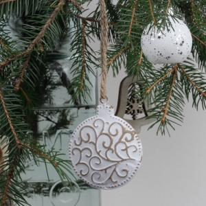 Plechová vianočné ozdoba gule s patinou 6cm