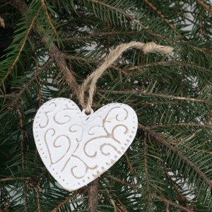 Plechová vianočná ozdoba srdce s patinou 7x6cm