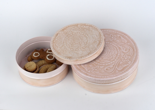 Plechové okrúhle dózy sa zdobeným vekom 2ks