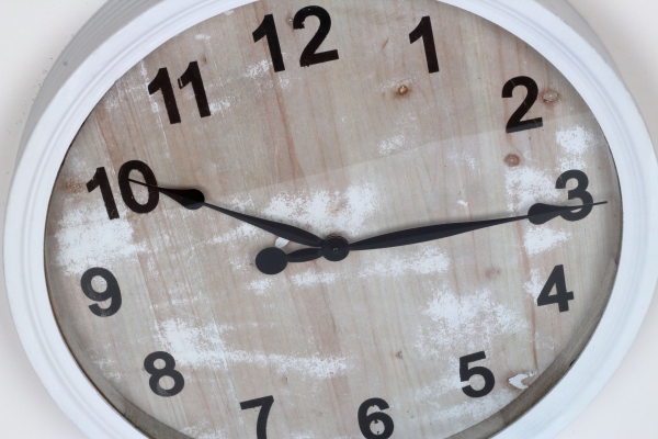 Plechové nástenné hodiny biele 50cm