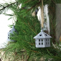 Plechový domček 6-strán - vianočná dekorácie 8cm