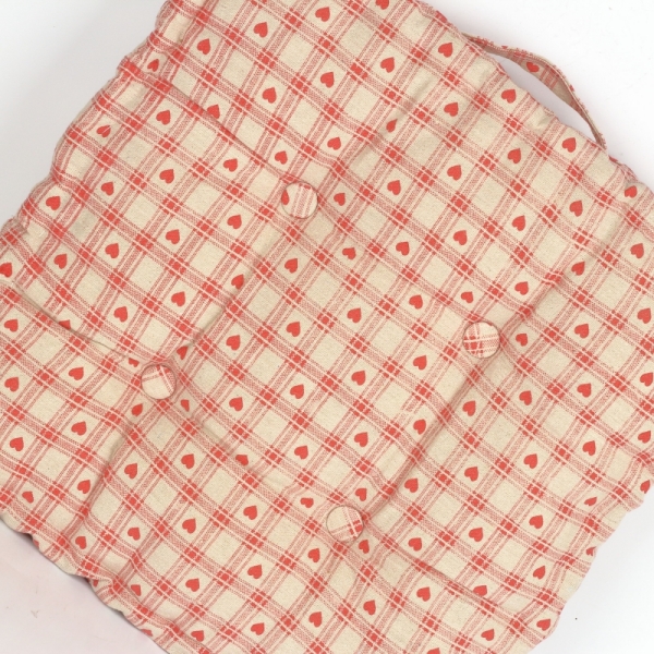 Podsedák na stoličku červené srce 45x45cm