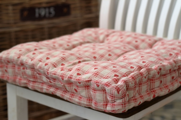 Podsedák na stoličku červené srce 45x45cm