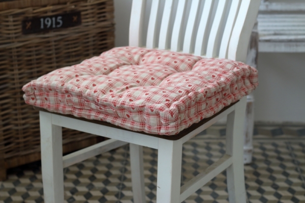 Podsedák na stoličku červené srce 45x45cm