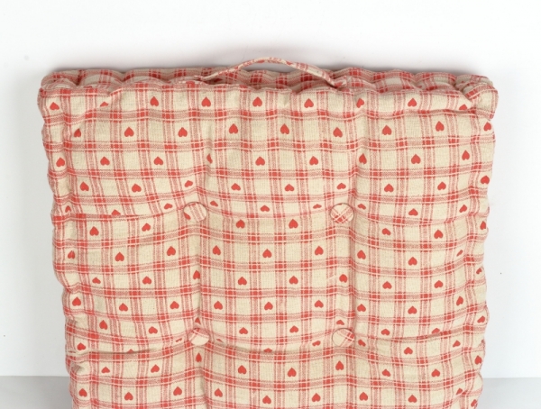 Podsedák na stoličku červené srce 45x45cm