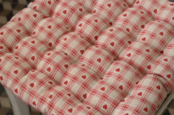 Podsedák na stoličku červené srce 40x40cm