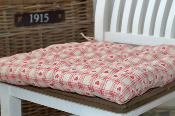 Podsedák na stoličku červené srce 40x40cm