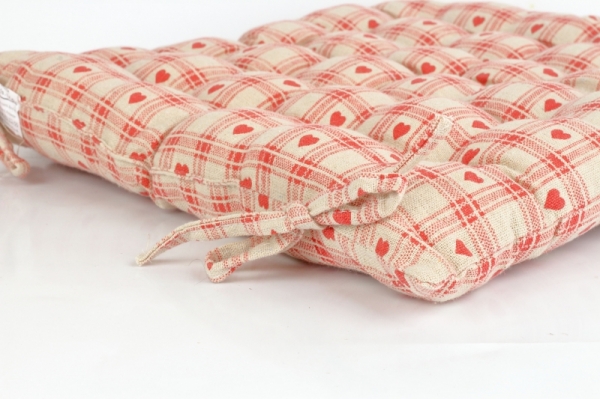 Podsedák na stoličku červené srce 40x40cm