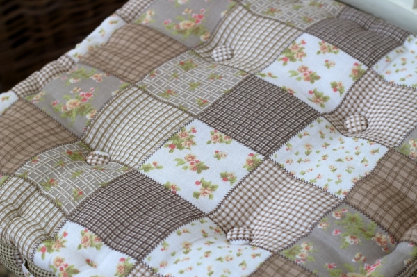 Podsedák na stoličku hnedý patchwork 45x45cm