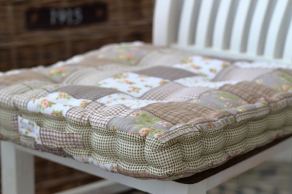 Podsedák na stoličku hnedý patchwork 45x45cm