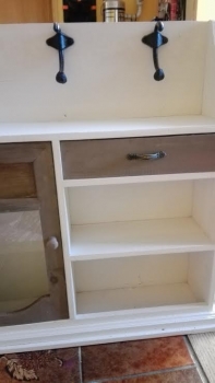 Polica do kuchyne - skrinka biela s dvierkami a háčiky 53x56x12cm - poškodená