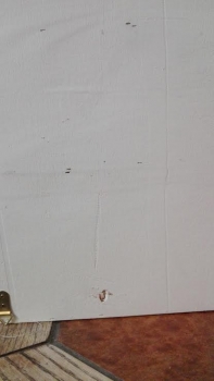 Polica do kuchyne - skrinka biela s dvierkami a háčiky 53x56x12cm - poškodená