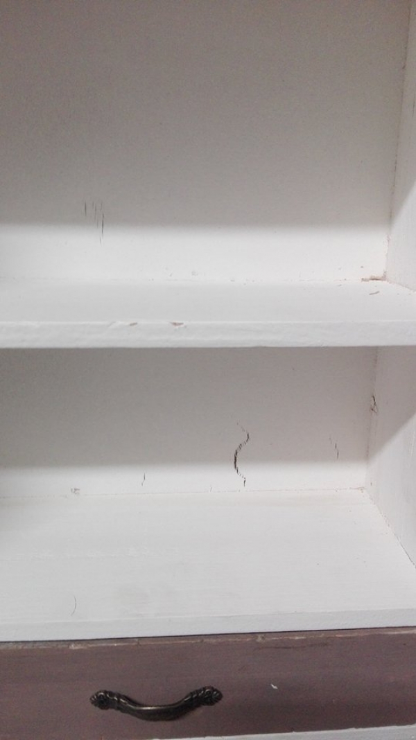 Polica do kuchyne - skrinka biela s dvierkami a háčiky 53x56x12cm