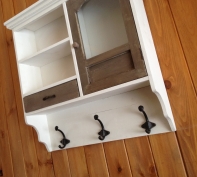 Polica do kuchyne - skrinka biela s dvierkami a háčiky 53x56x12cm