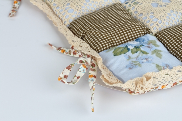 Vankúš na stoličku béžový patchwork 40x40cm