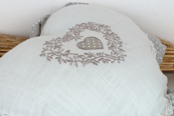 Vankúš s výplňou srdca 33x33cm