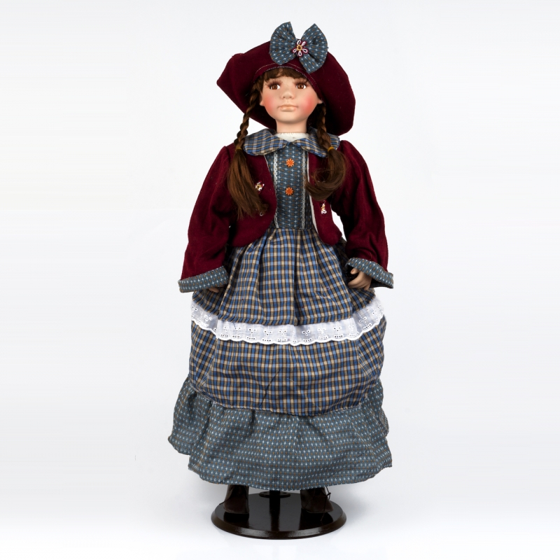 Porcelánová bábika 1228 v ružovom svetríku