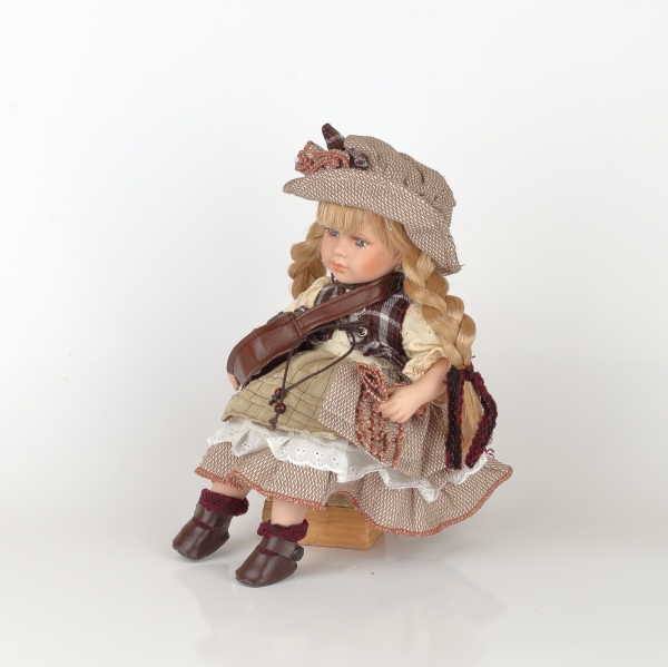 Porcelánová bábika 30cm sediaca