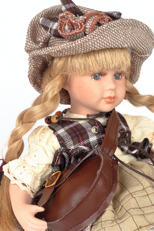 Porcelánová bábika 30cm sediaca