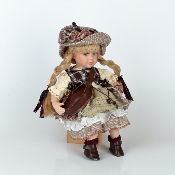 Porcelánová bábika 30cm sediaca